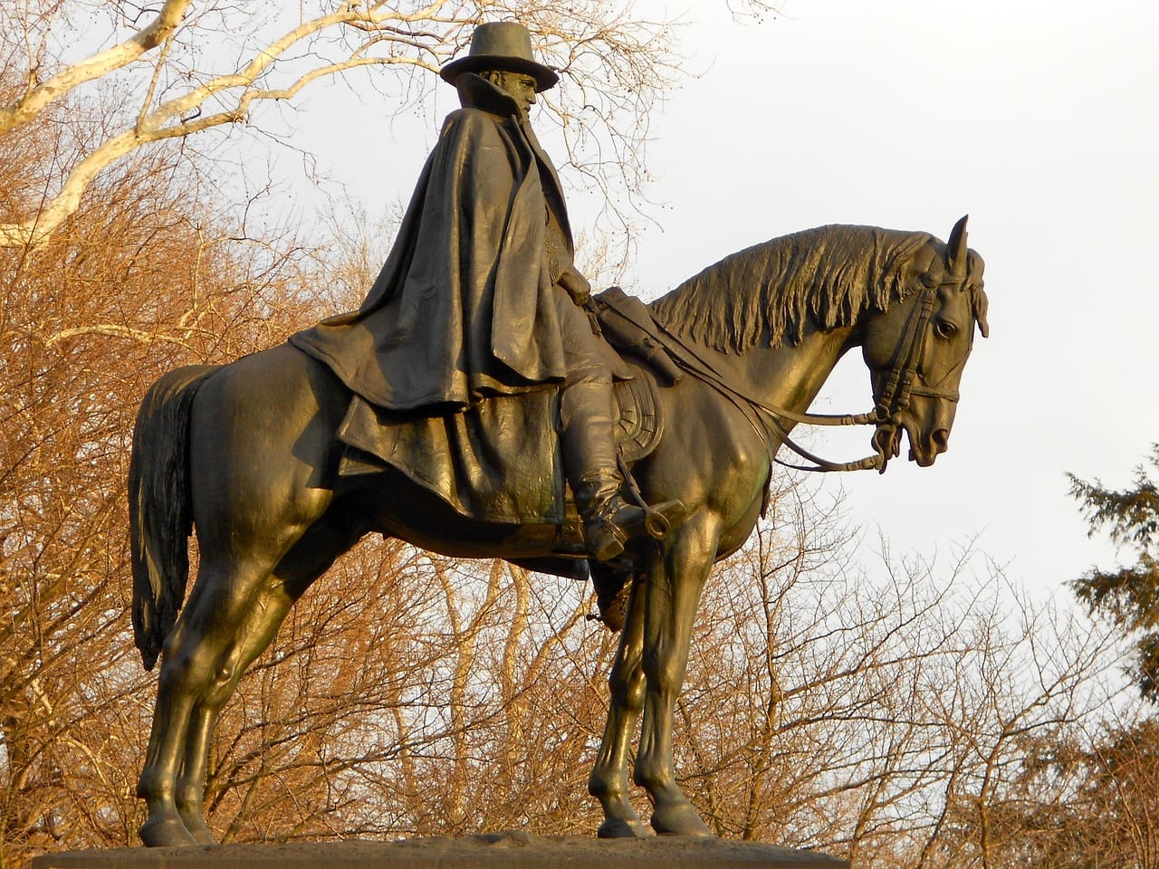 A statue of the American soldier General Grant on horseback